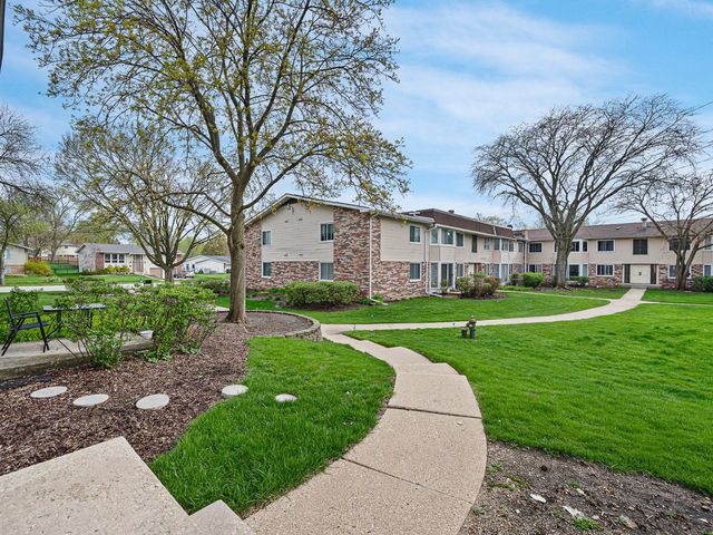 3030 Roberts Drive 5, Woodridge, IL 60517