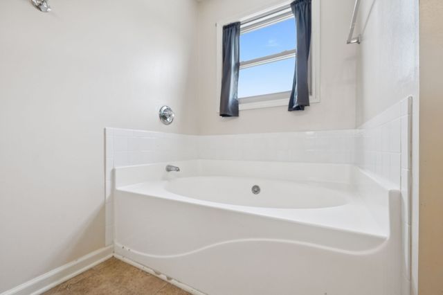 1221 Shorehaven Dr, Clarksville, TN 37042