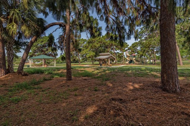 424 CENTER ROAD, Venice, FL 34285