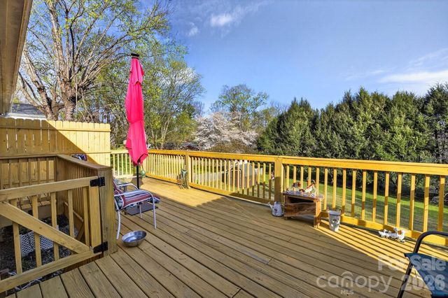 708 Wilmore Street NE, Lenoir, NC 28645