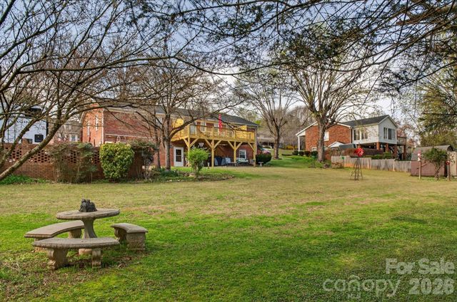 708 Wilmore Street NE, Lenoir, NC 28645