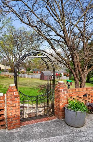 708 Wilmore Street NE, Lenoir, NC 28645