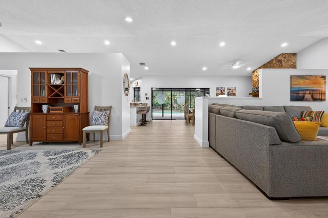 8166 N 155th Place, Palm Beach Gardens, FL 33418