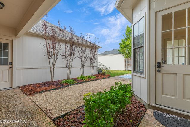 13 Heatherstone Drive, Lafayette, LA 70508