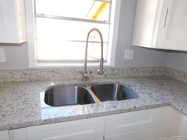 417 E HUFF AVE, San Antonio, TX 78214