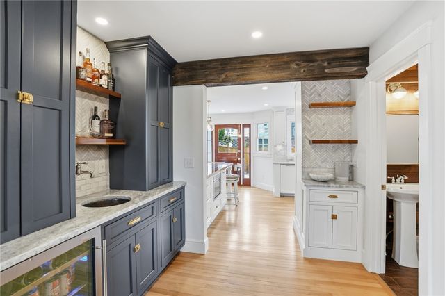 2269 East Main Road, Portsmouth, RI 02871