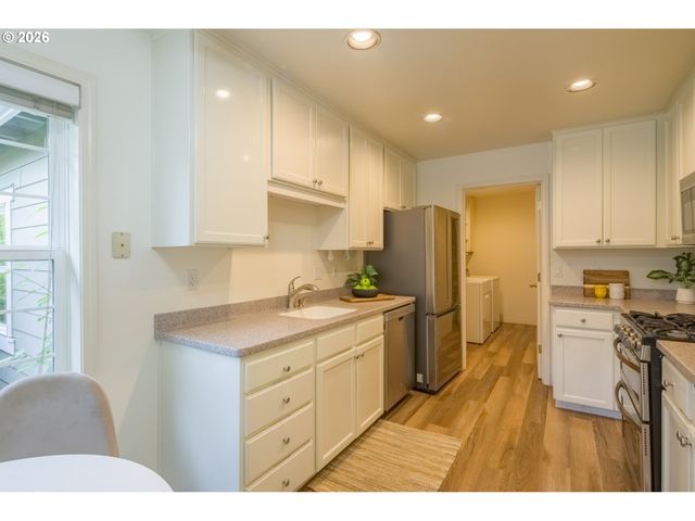 15639 Nw CLUBHOUSE Dr, Portland, OR 97229