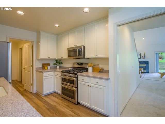 15639 Nw CLUBHOUSE Dr, Portland, OR 97229