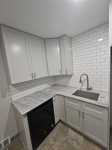 25795 Groveland Street, Roseville, MI 48066