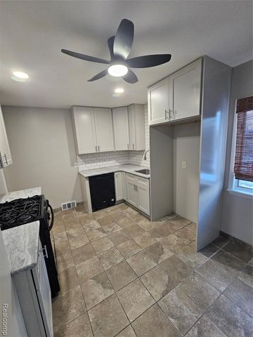 25795 Groveland Street, Roseville, MI 48066