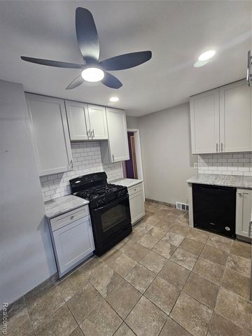 25795 Groveland Street, Roseville, MI 48066