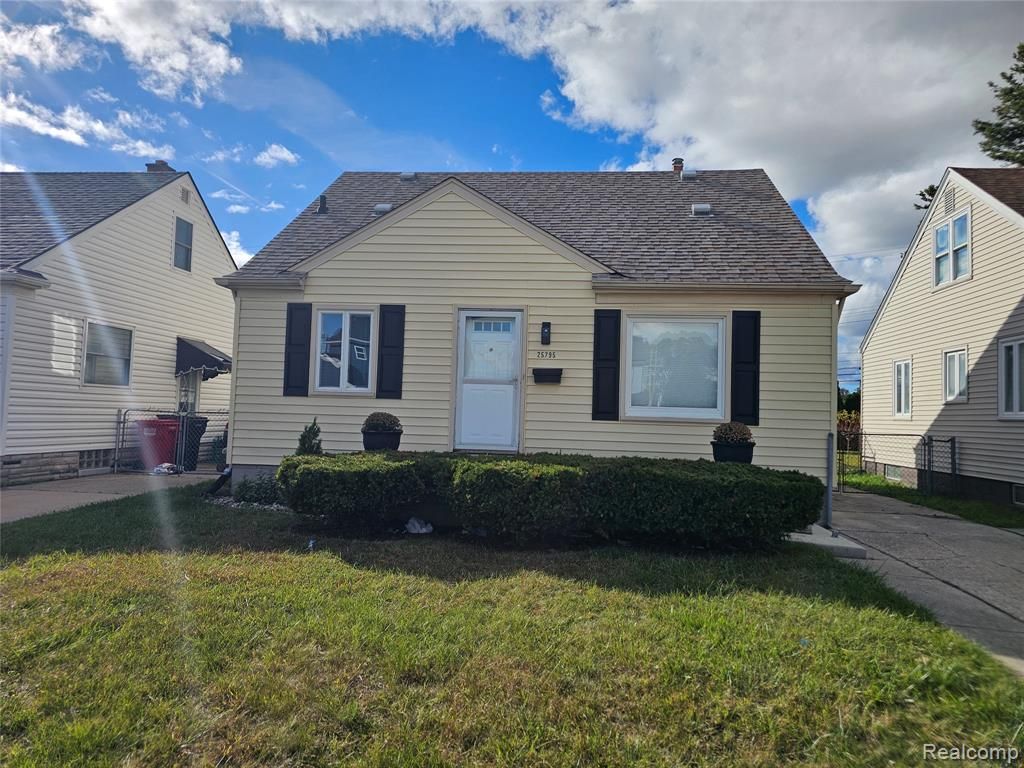 25795 Groveland Street, Roseville, MI 48066