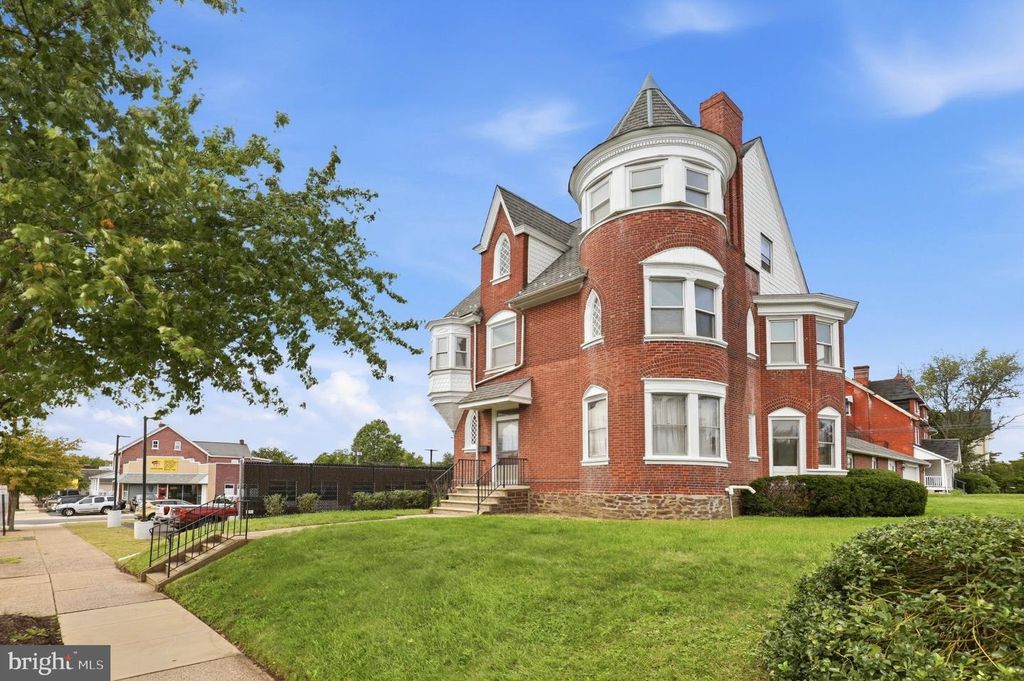 300 S BROAD ST, LANSDALE, PA 19446 — exterior