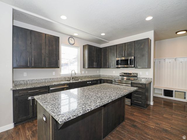 6907 S ZANDI DR, Midvale, UT 84047