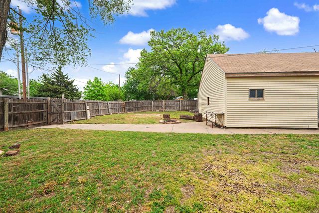 1017 E Iron Ave, Salina, KS 67401