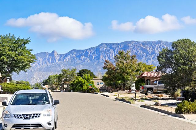 10504 GUADALAJARA Avenue NE, Albuquerque, NM 87111