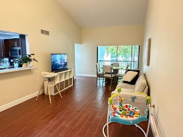 9417 Fontainebleau Blvd 212-27, Miami, FL 33172