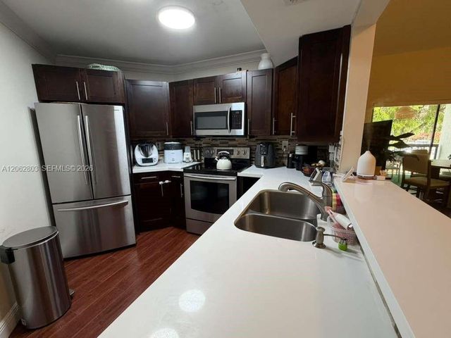 9417 Fontainebleau Blvd 212-27, Miami, FL 33172
