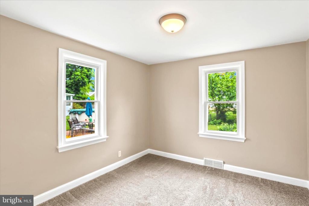 Image 14 of property listing at 2515 N GEORGE ST, York, PA 17406
