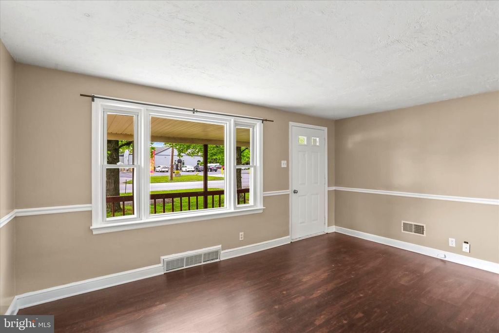 Image 5 of property listing at 2515 N GEORGE ST, York, PA 17406