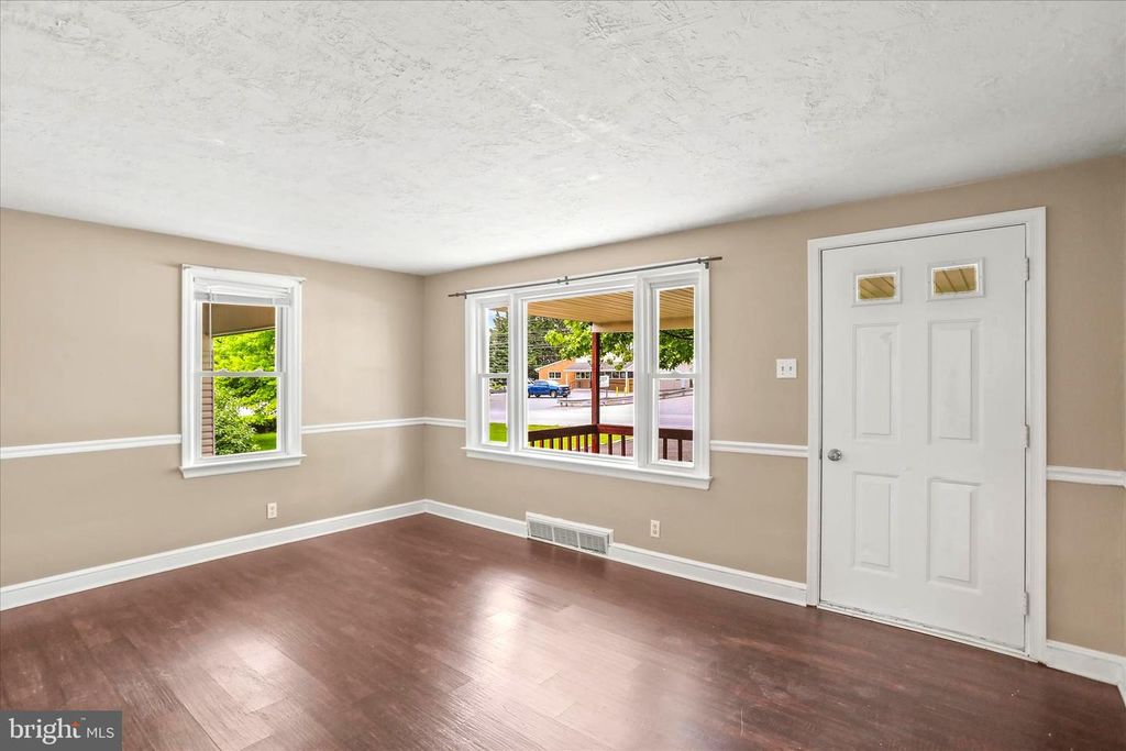 Image 6 of property listing at 2515 N GEORGE ST, York, PA 17406