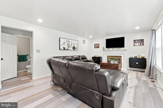 38 FAIRMONT DR, Columbus, NJ 08022