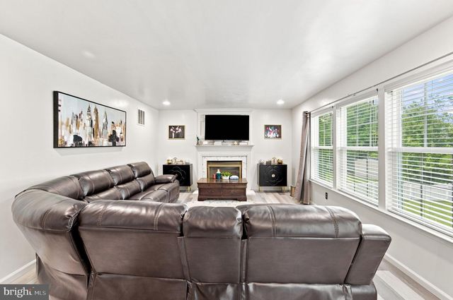 38 FAIRMONT DR, Columbus, NJ 08022