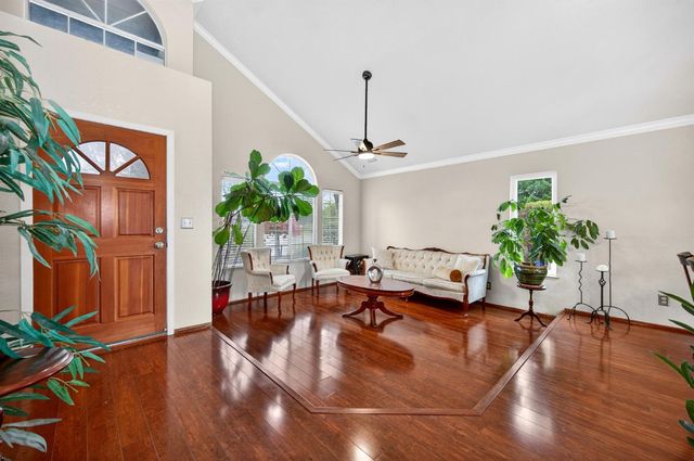 9512 Hutton Dr, Elk Grove, CA 95758