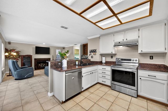 9512 Hutton Dr, Elk Grove, CA 95758