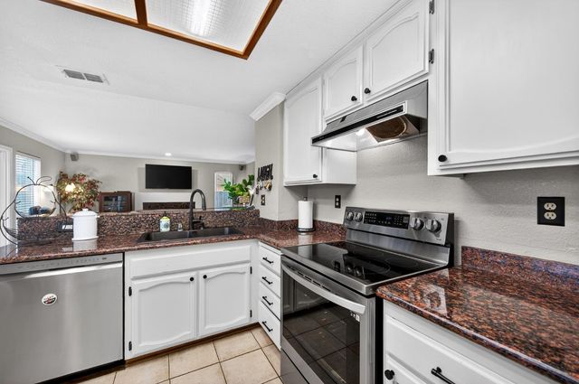 9512 Hutton Dr, Elk Grove, CA 95758