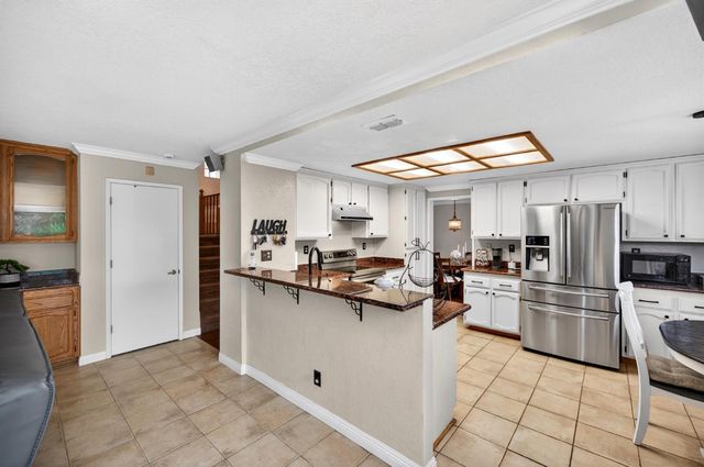 9512 Hutton Dr, Elk Grove, CA 95758