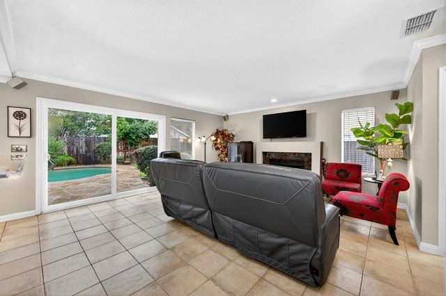 9512 Hutton Dr, Elk Grove, CA 95758