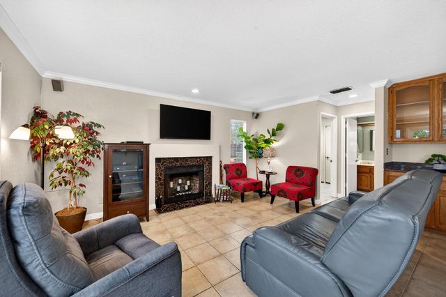 9512 Hutton Dr, Elk Grove, CA 95758