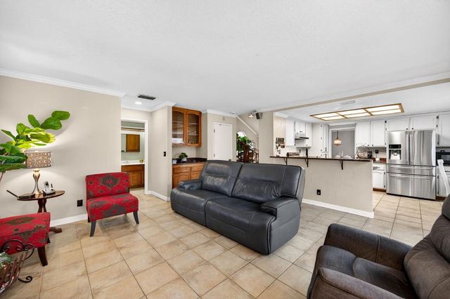 9512 Hutton Dr, Elk Grove, CA 95758