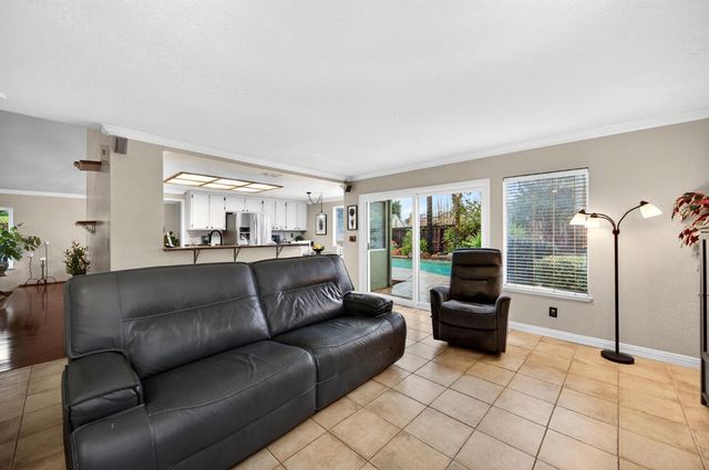 9512 Hutton Dr, Elk Grove, CA 95758