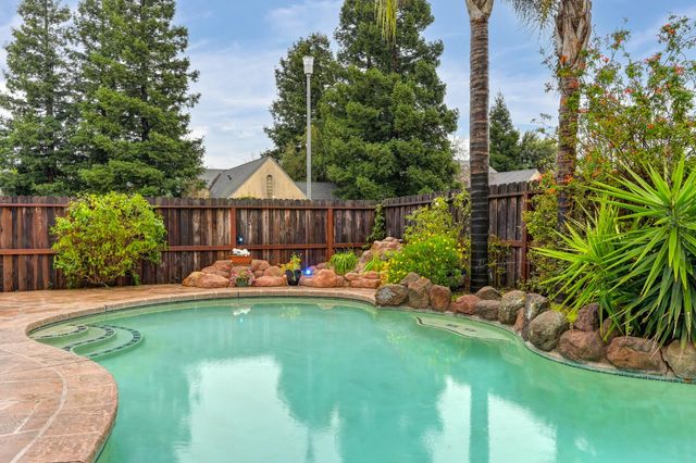 9512 Hutton Dr, Elk Grove, CA 95758