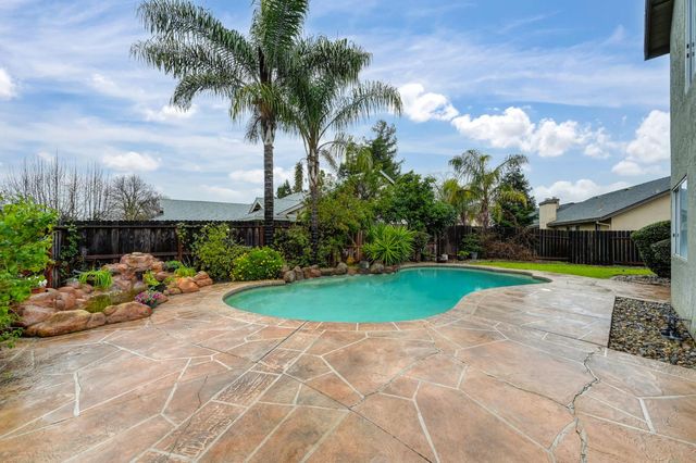 9512 Hutton Dr, Elk Grove, CA 95758