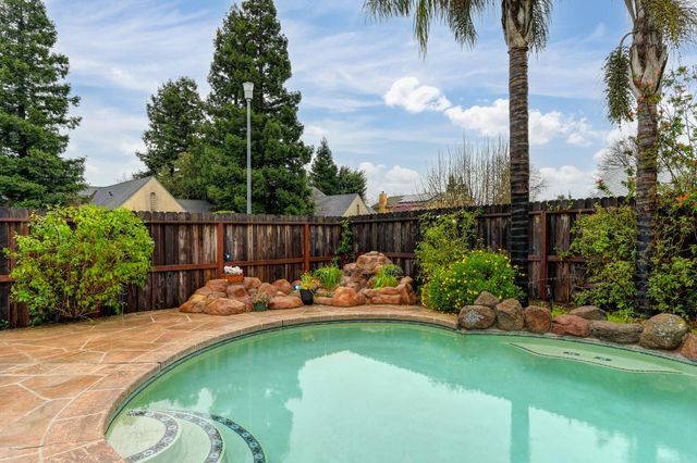 9512 Hutton Dr, Elk Grove, CA 95758