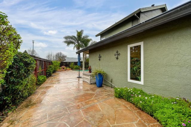 9512 Hutton Dr, Elk Grove, CA 95758