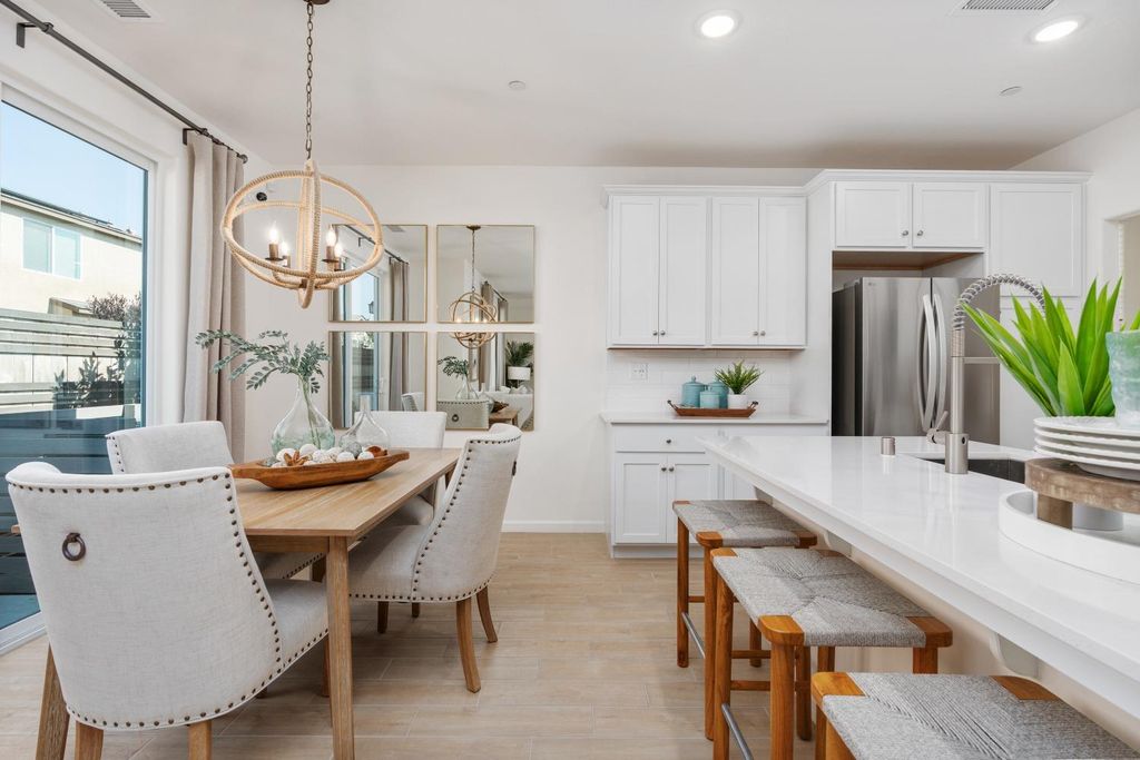 Image 12 of property listing at 6552 E Blushing Drive, Fresno, CA 93727