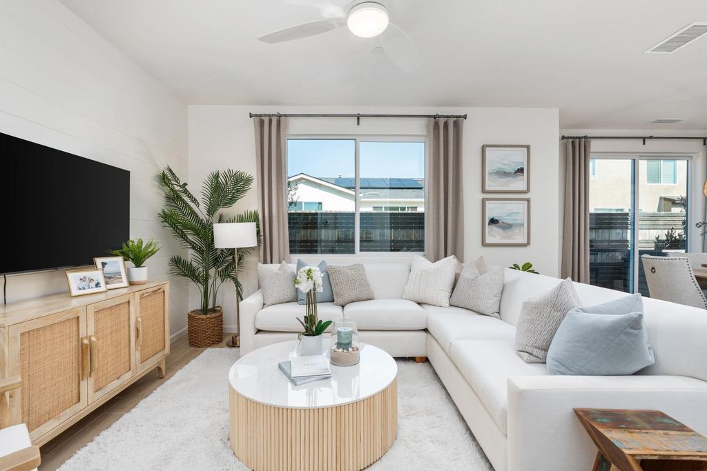 Image 6 of property listing at 6552 E Blushing Drive, Fresno, CA 93727