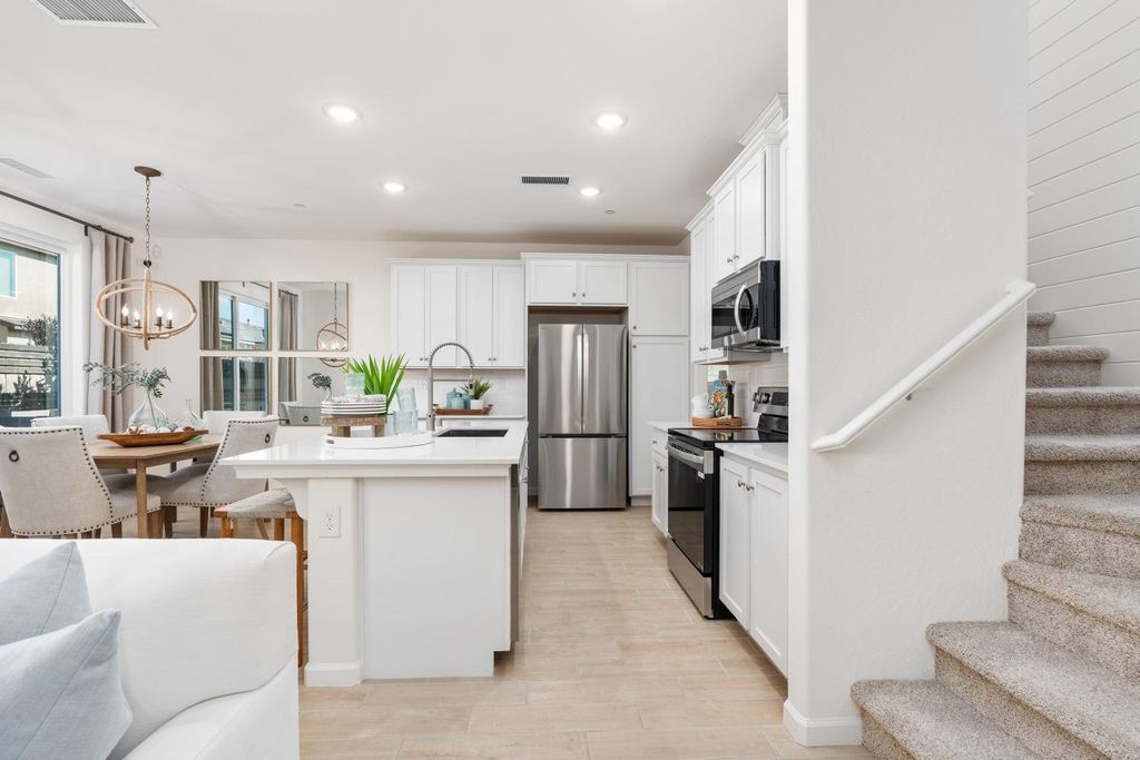 Image 8 of property listing at 6552 E Blushing Drive, Fresno, CA 93727