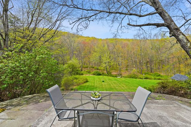 112 Parkview Road N, Pound Ridge, NY 10576