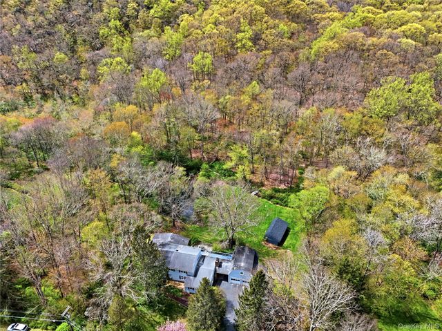 112 Parkview Road N, Pound Ridge, NY 10576