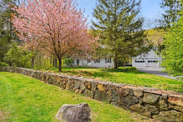 112 Parkview Road N, Pound Ridge, NY 10576