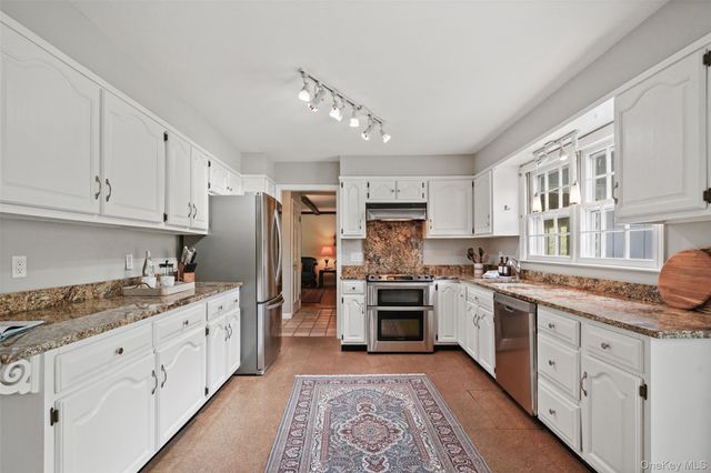 112 Parkview Road N, Pound Ridge, NY 10576