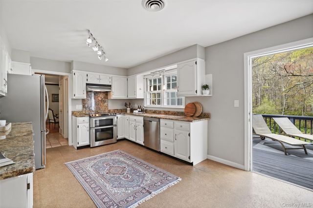 112 Parkview Road N, Pound Ridge, NY 10576
