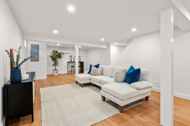 8 Everett St, Wakefield, MA 01880