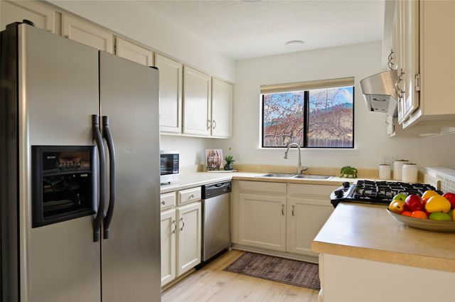 2805 Camino Del Bosque, Santa Fe, NM 87507