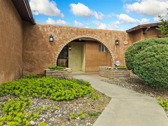 2805 Camino Del Bosque, Santa Fe, NM 87507